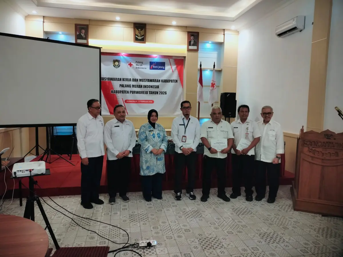 Bupati Purworejo Yuli Hastuti foto bersama panitia Muskab PMI Purworejo di Pringsewu Resto.