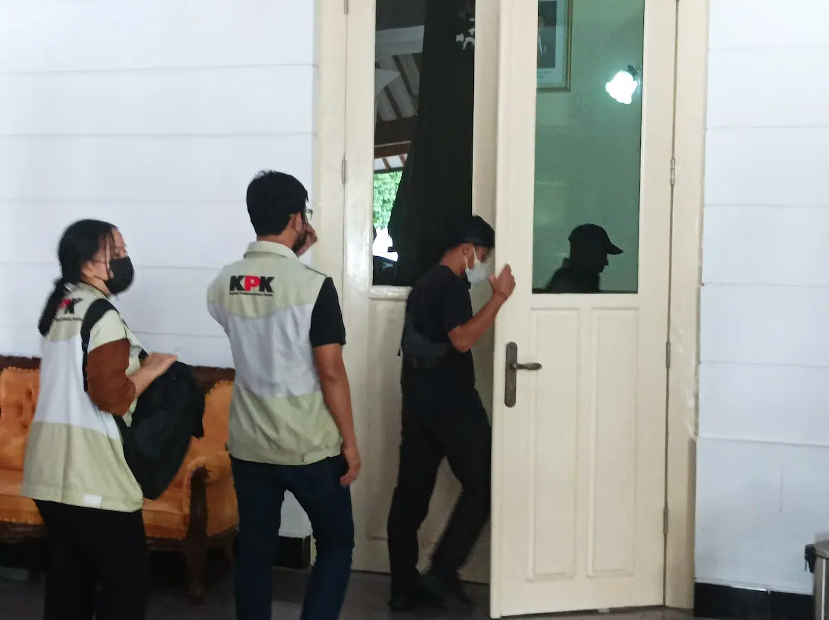 Penyidik KPK saat menggeledah kantor Bupati Pati