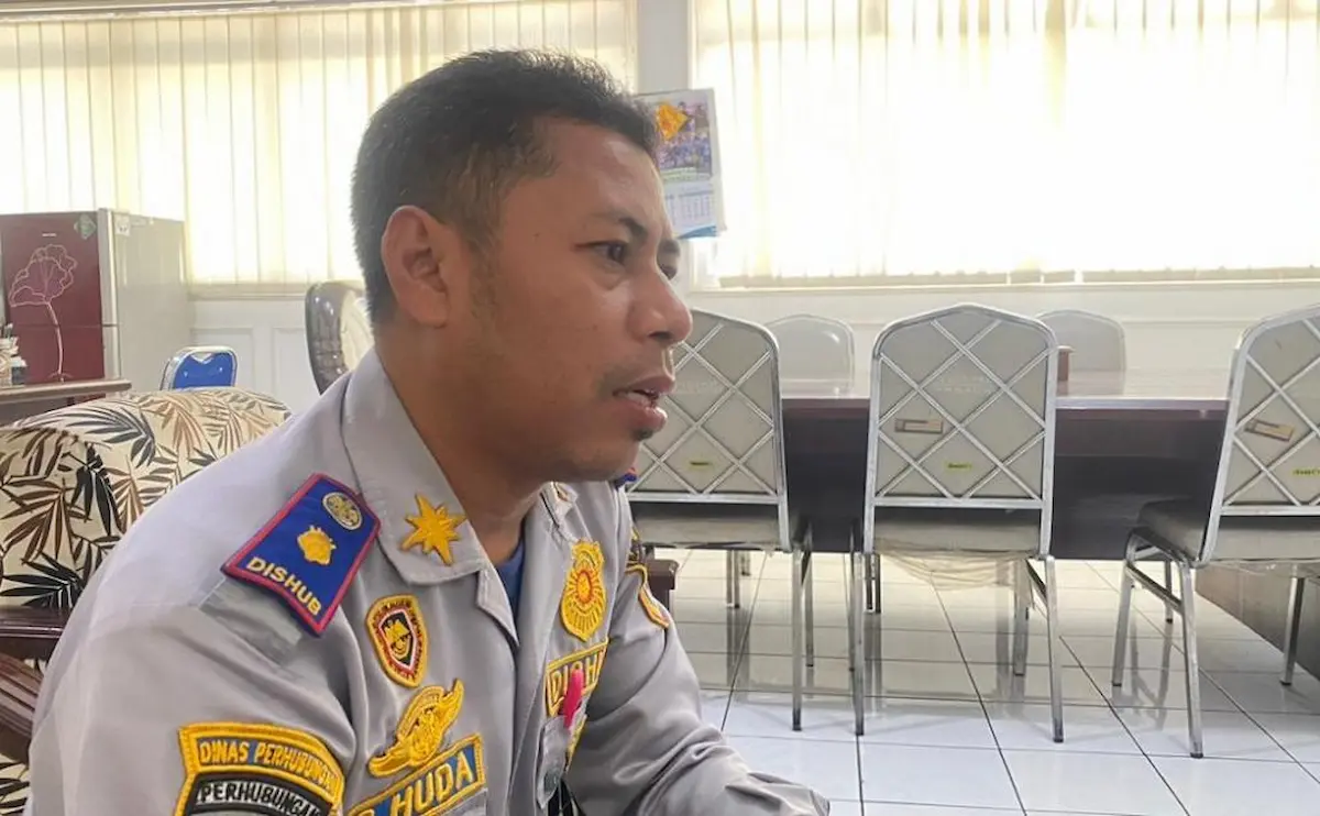 Kepala Seksi Wasdal Dishub Batang, Sakti Nurhuda, memberikan pemaparan terkait kesiapan armada bus mudik gratis Pemkab Batang 2026.