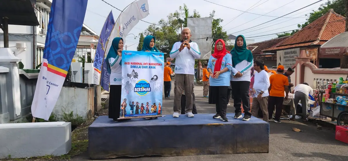 Kegiatan pelayanan KIA dan IKD di Jalan Pramuka Kendal yang diisi dengan bazar UMKM dan sosialisasi program pemerintah.