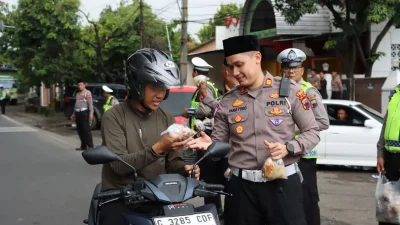 Panik Kena Cegat Polisi di Depan Mapolres Kendal, Pria Ini Malah Dapat Kejutan Takjil Buka Puasa