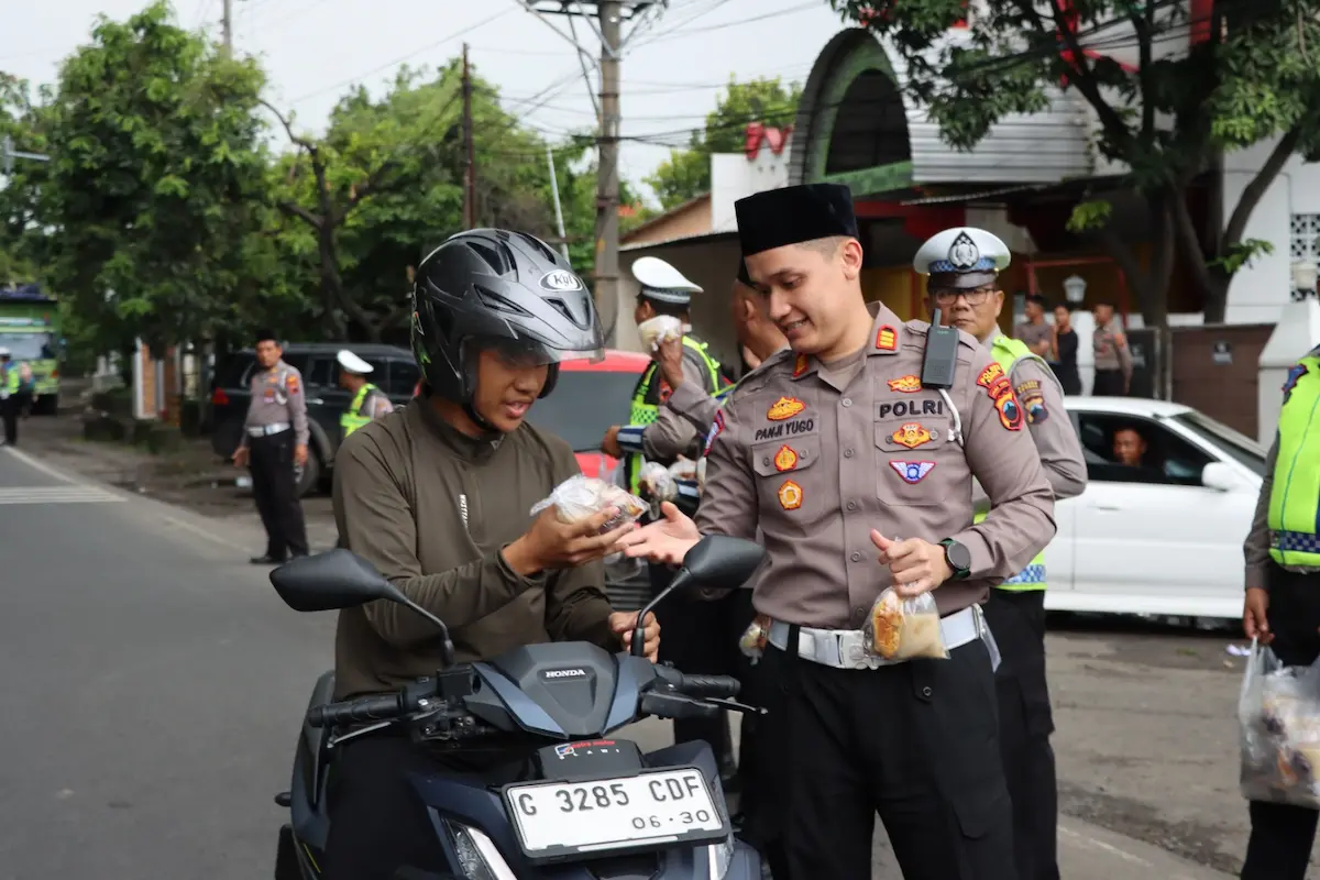Sejumlah personel Satlantas Polres Kendal membagikan takjil gratis kepada pengendara motor yang melintas di depan Mapolres Kendal menjelang waktu berbuka puasa.