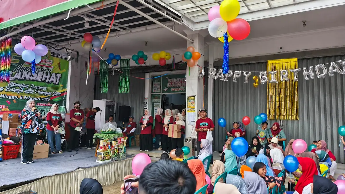 Anggota Komisi C DPRD Jepara, Lusiana Afriyanti saat menghadiri perayaan ulang tahun ke-3 Royyan Mart di Kalinyamatan.