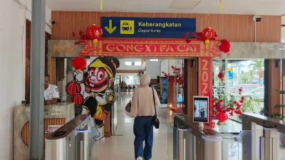 Dekorasi lampion merah dan ornamen Shio Kuda Api menghiasi pintu masuk keberangkatan Stasiun Kutoarjo jelang Imlek.