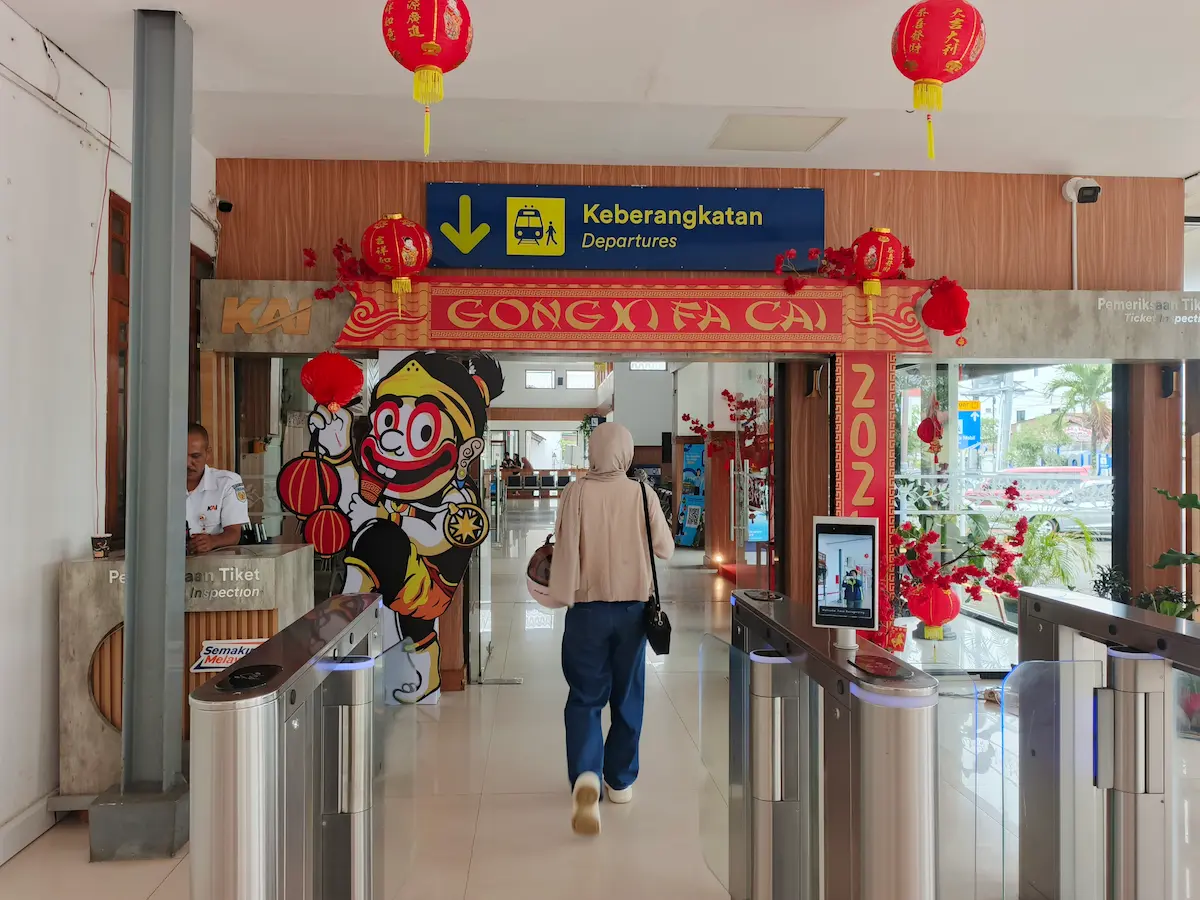 Dekorasi lampion merah dan ornamen Shio Kuda Api menghiasi pintu masuk keberangkatan Stasiun Kutoarjo jelang Imlek.