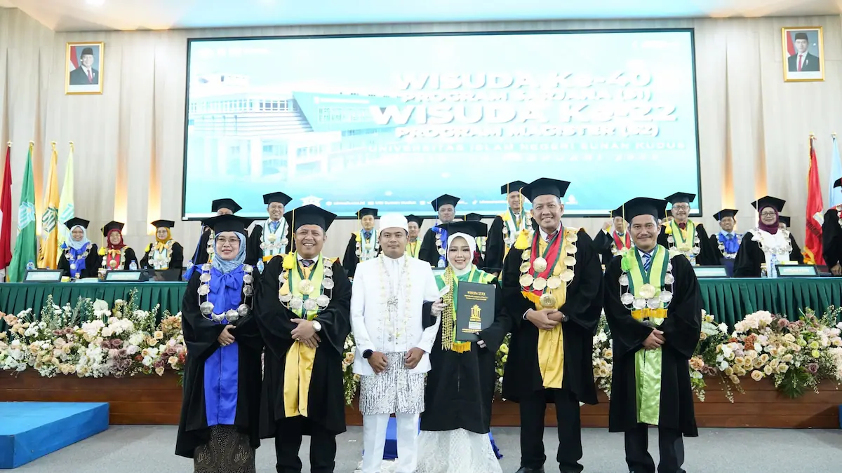 Pasangan pengantin Ainunnur Izzaty dan Parman berfoto bersama usai prosesi wisuda di UIN Sunan Kudus.