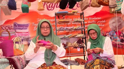 Ibu-ibu sedang praktik merajut dala pameran pembukaan gedung perpustakaan daerah Kudus