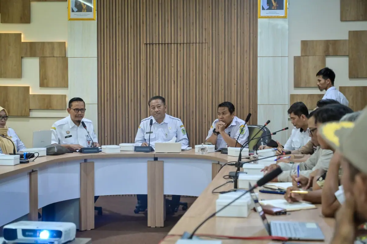 Suasana audiensi warga Desa Karekan dengan Pj Sekda Banjarnegara membahas penyebab kerusakan rumah akibat tanah bergerak.