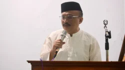 Staf Ahli Bupati Bidang Pemerintahan dan Kemasyarakatan, Tri Gunawan Setiadi, saat memberikan sambutan terkait pembangunan jalan di hadapan warga