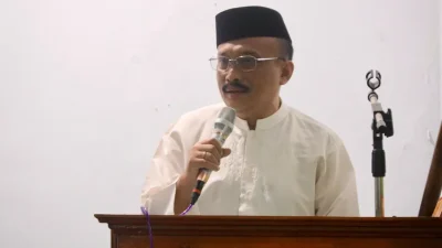 Staf Ahli Bupati Bidang Pemerintahan dan Kemasyarakatan, Tri Gunawan Setiadi, saat memberikan sambutan terkait pembangunan jalan di hadapan warga