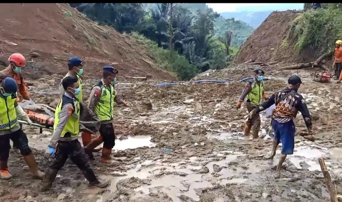Petugas gabungan mengevakuasi korban longsor di Watukumpul saat status Tanggap Darurat Bencana Pemalang berlangsung.