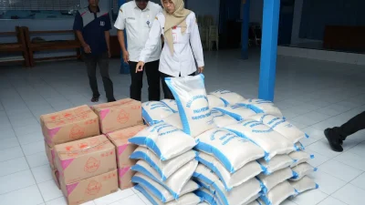 Kepala Dispertanparik Pemalang, Era Srinaeni, saat memantau langsung proses distribusi bantuan logistik bagi nelayan korban kapal pecah di TPI Asemdoyong.