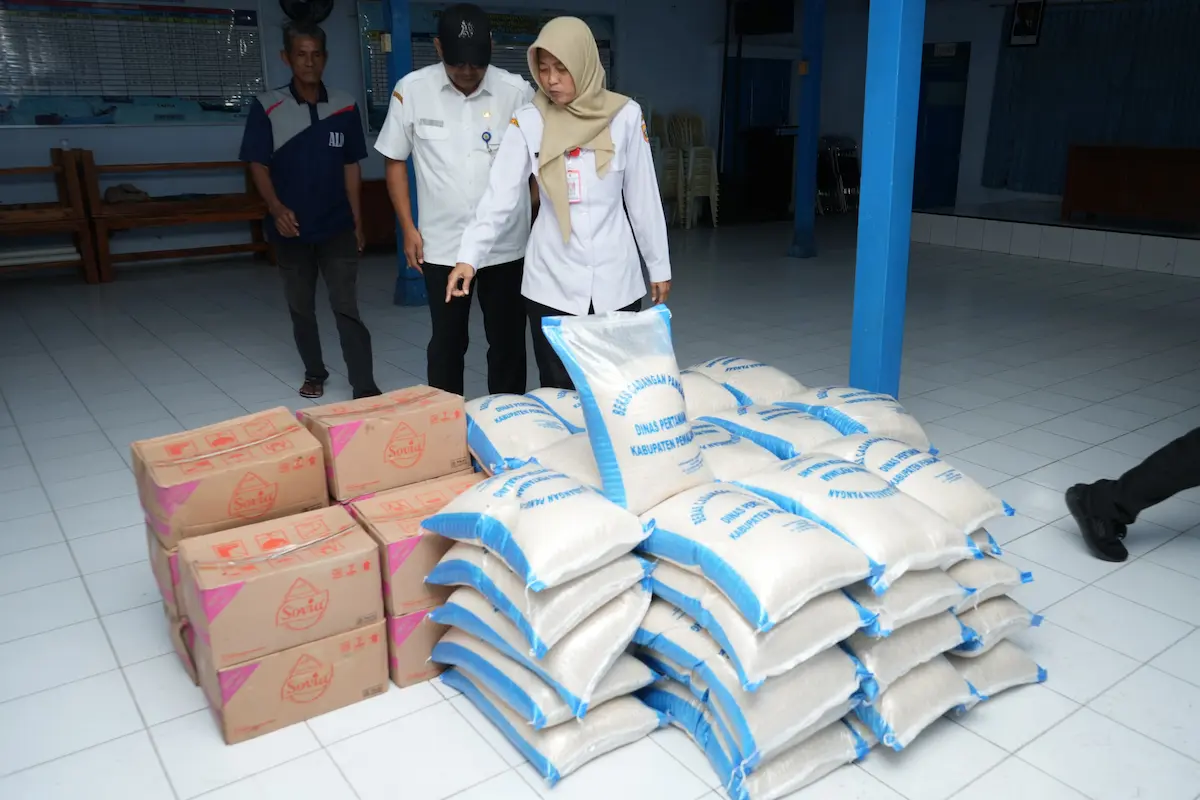 Kepala Dispertanparik Pemalang, Era Srinaeni, saat memantau langsung proses distribusi bantuan logistik bagi nelayan korban kapal pecah di TPI Asemdoyong.
