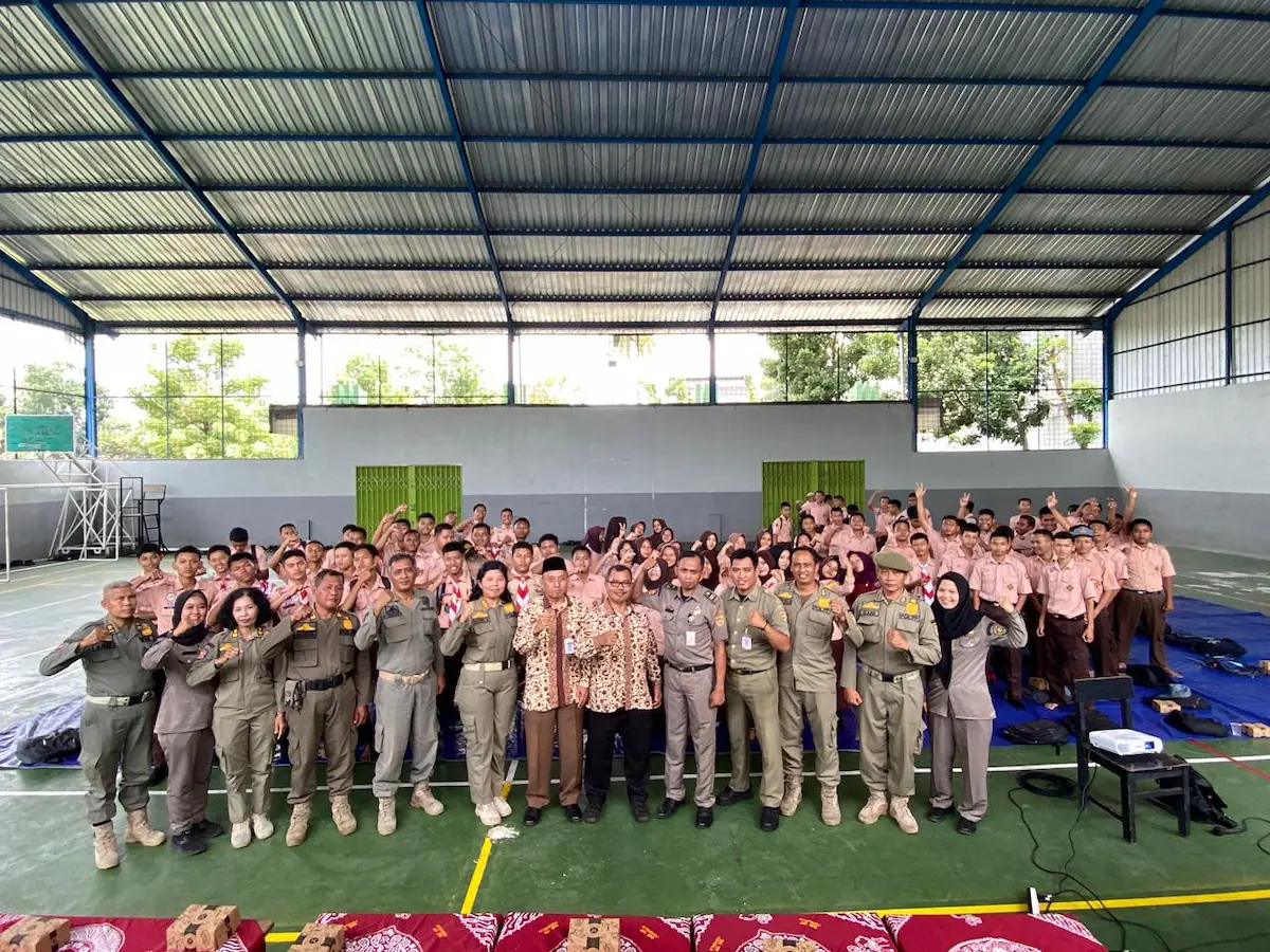 Para narasumber dari Satpol PP Damkar Purworejo saat berfoto bersama dengan peserta di SMK YPP