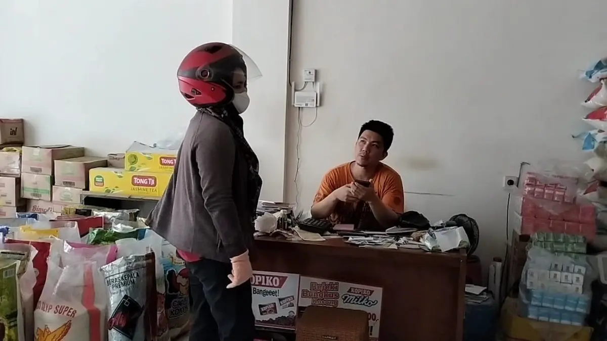 Suasana transaksi jual-beli beras di Pasar Dargo Semarang yang mencerminkan tingginya tingkat keyakinan konsumen Jateng pada awal 2026.