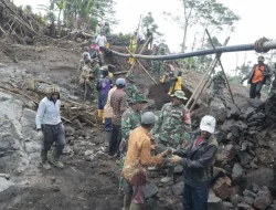 Puluhan Rumah di Penakir Rata dengan Tanah, TNI-Warga Berjibaku Bersihkan Sisa Banjir Bandang
