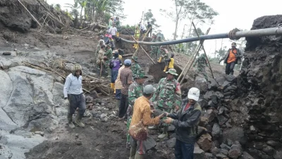 Puluhan Rumah di Penakir Rata dengan Tanah, TNI-Warga Berjibaku Bersihkan Sisa Banjir Bandang