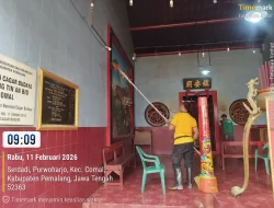 Jelang Imlek 2026, Polsek Comal dan TNI Gotong Royong Bersihkan Klenteng Tin An Bio