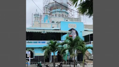 Bangunan megah Masjid Agung Kendal dengan menara menjulang yang menjadi saksi sejarah penyebaran Islam oleh Wali Joko.