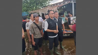 Ketua MPI Jawa Tengah Ahmad Fanani (tengah) saat melakukan kunjungan ke lokasi bencana banjir di Desa Mulyorejo Kabupaten Pekalongan