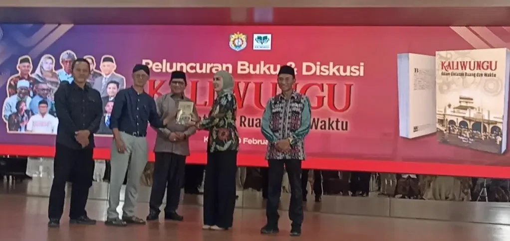 Bupati Kendal Dyah Kartika Permanasari (tengah) memegang buku Sejarah Kaliwungu saat peluncuran di Pendopo Tumenggung Bahurekso.