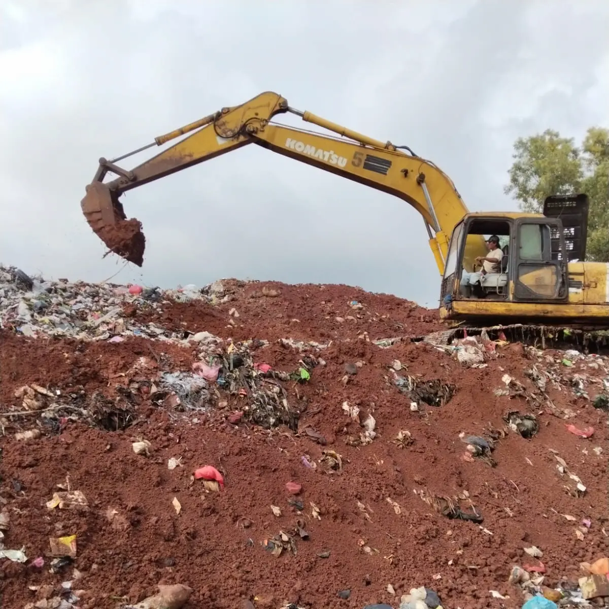 Ilustrasi alat berat sedang menimbun sampah di TPA Margorejo Pati, lokasi potensial pengolahan sampah investor UEA.
