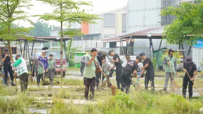 Kegiatan Gerakan Jumat Bersih di Alun-Alun Kembang Joyo Pati yang melibatkan berbagai elemen masyarakat.