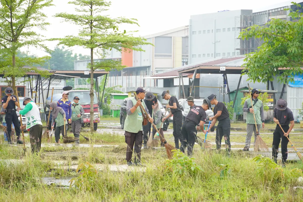 Kegiatan Gerakan Jumat Bersih di Alun-Alun Kembang Joyo Pati yang melibatkan berbagai elemen masyarakat.