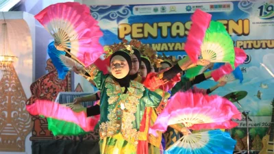 Siswa-siswi SD Muhammadiyah Pati menampilkan pentas seni di panggung perayaan Milad ke-19 sekolah.