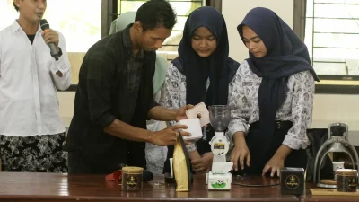 Rayakan HUT ke-28, SMP 3 Dawe Gelar Pelatihan Racik Kopi Muria hingga Public Speaking