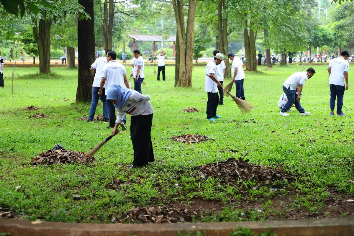 Aparatur Sipil Negara (ASN) Kabupaten Kudus saat melaksanakan aksi gotong royong membersihkan kawasan Balai Jagong.