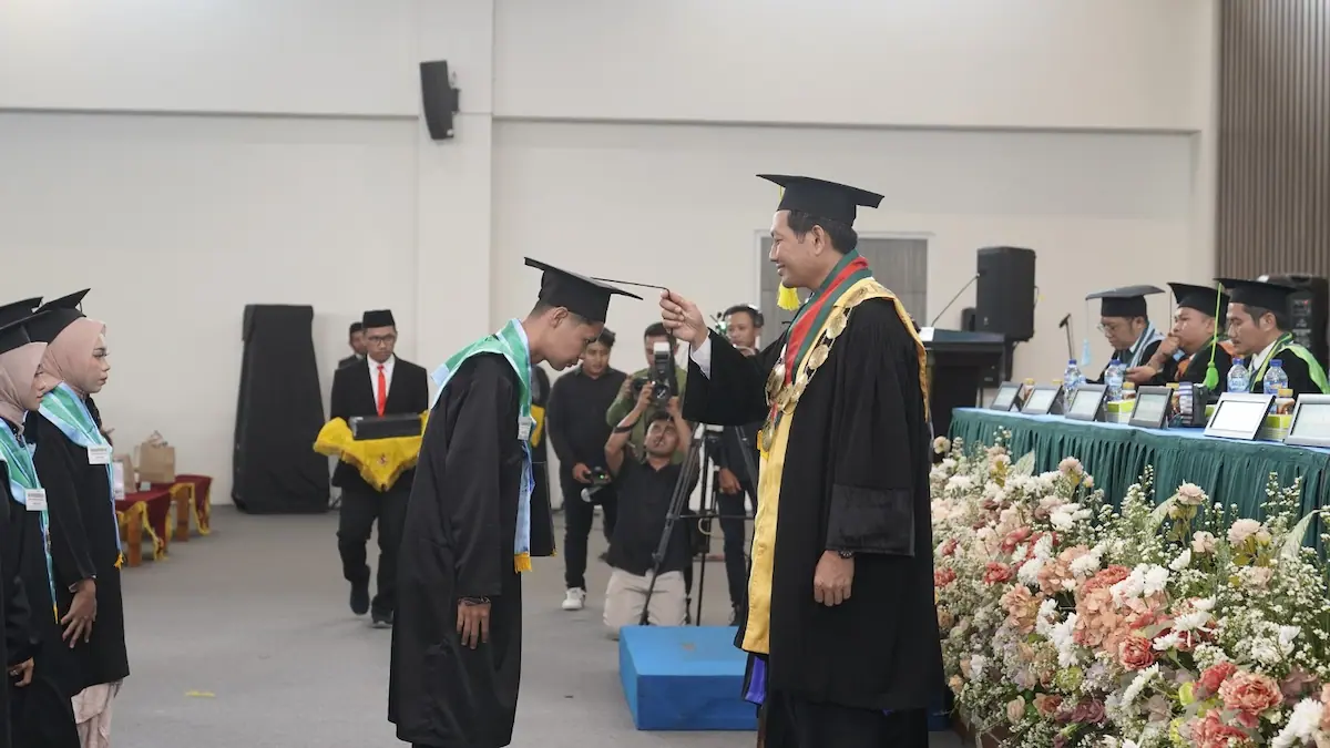 Rektor UIN Sunan Kudus memindahkan kucir wisudawan di Gedung Laboratorium Terpadu