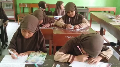 Siswa MI Miftahul Ulum 02 Kudus mengikuti lomba menulis dalam rangka Harlah ke-58 dan penerapan deep learning.