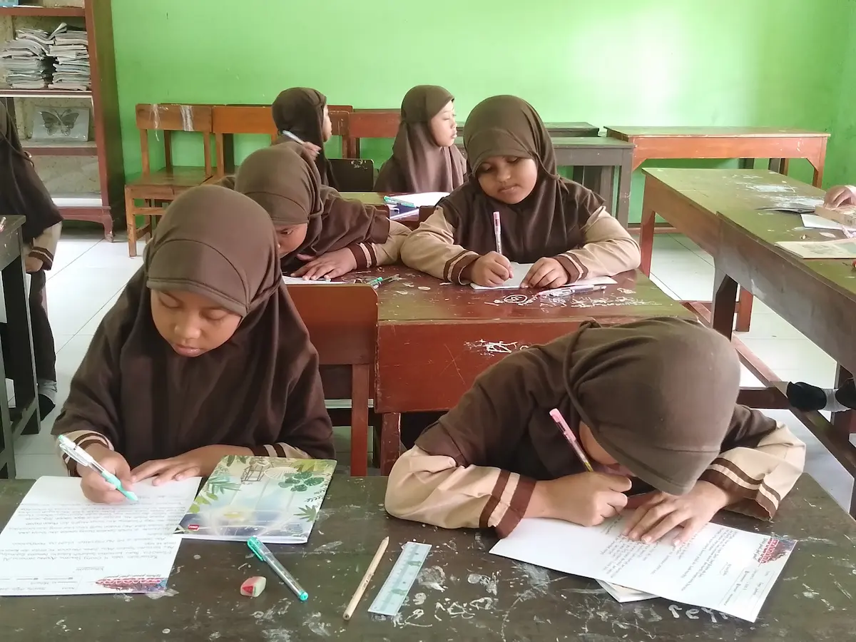 Siswa MI Miftahul Ulum 02 Kudus mengikuti lomba menulis dalam rangka Harlah ke-58 dan penerapan deep learning.