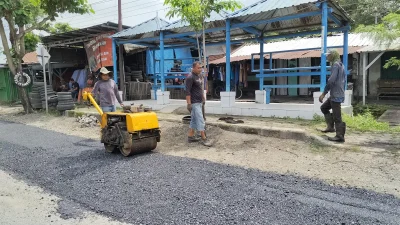 Sempat Ditambal Warga Pakai Uang Pribadi, Jalan Rusak di Pentol Blaru Akhirnya Diperbaiki Dinas