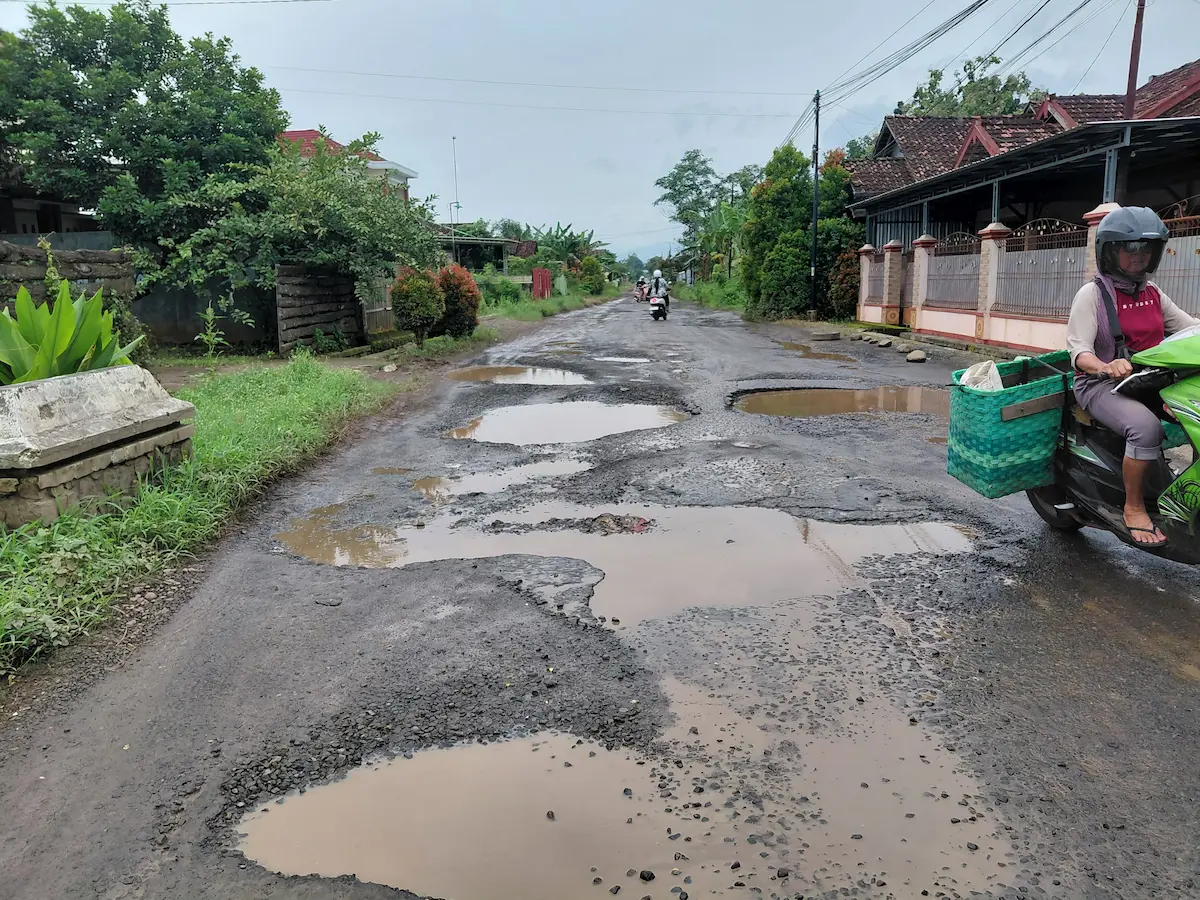 Kondisi Jalan Tlogowungu-Bapoh Pati yang mengalami kerusakan parah dan berlubang.