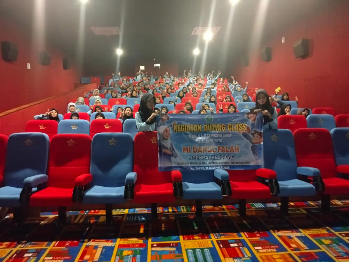 Ratusan siswa MI Darul Falah Kudus bersiap menonton film edukasi tentang cyberbullying.