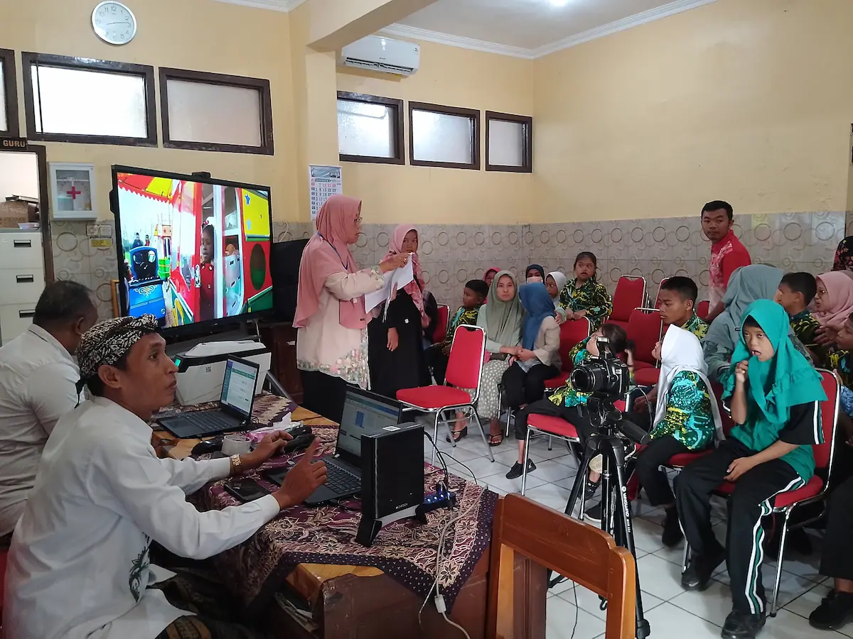 Petugas Disdukcapil Kudus melakukan layanan jemput bola perekaman data kependudukan warga
