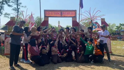 Regu Penggalang Putri SD 1 Tanjungrejo berpose bersama piala usai mengikuti lomba pramuka.