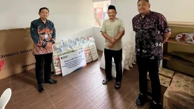 Branch Manager BRI Kudus Yudhiarto menyerahkan bantuan paket sembako kepada pengurus Panti Sosial Al-Achsaniyyah untuk anak berkebutuhan khusus.