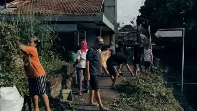 Warga Desa Nganguk Kudus bersama petugas terkait melakukan kerja bakti normalisasi Sungai Kedung Gupit