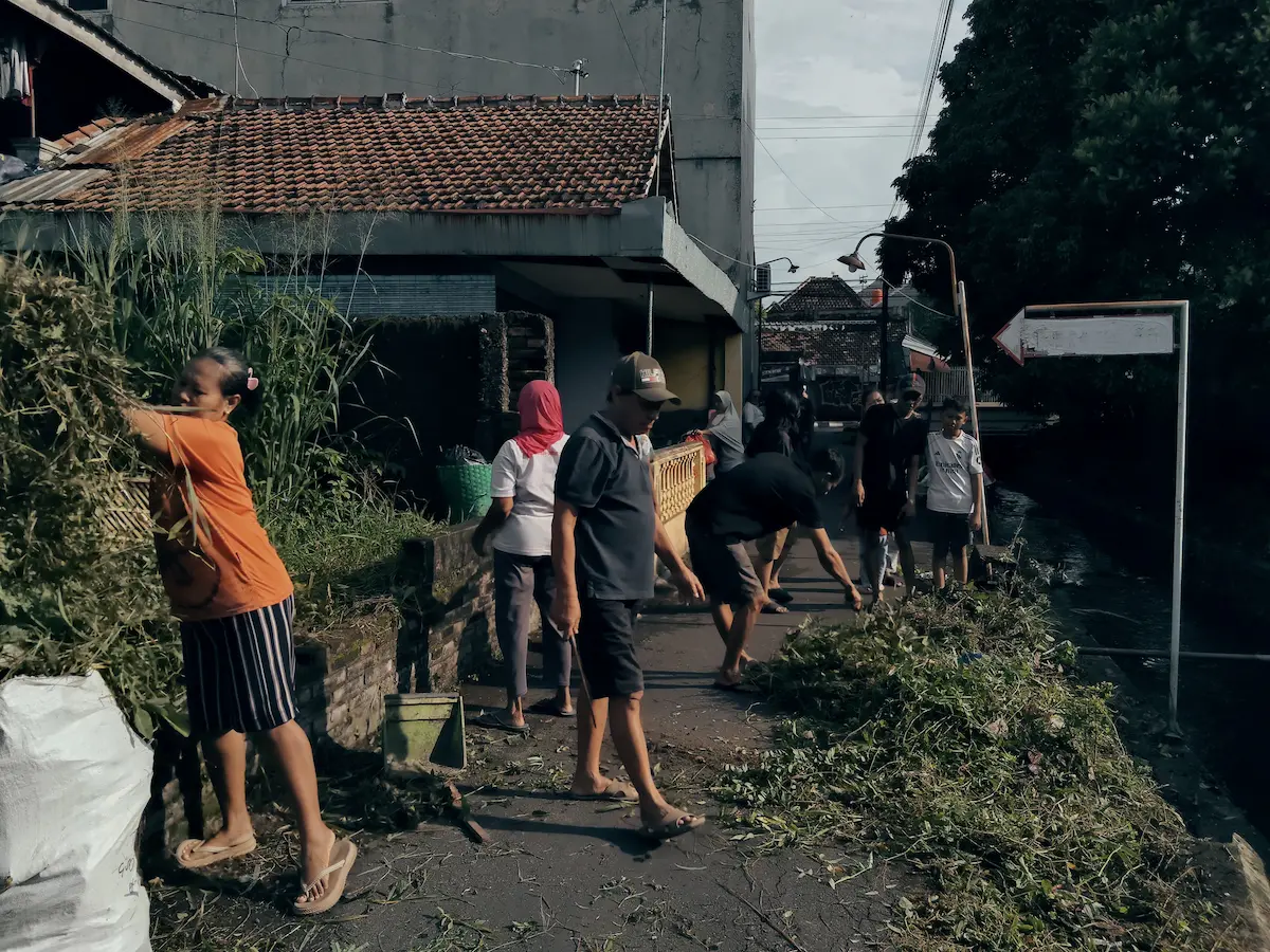 Warga Desa Nganguk Kudus bersama petugas terkait melakukan kerja bakti normalisasi Sungai Kedung Gupit