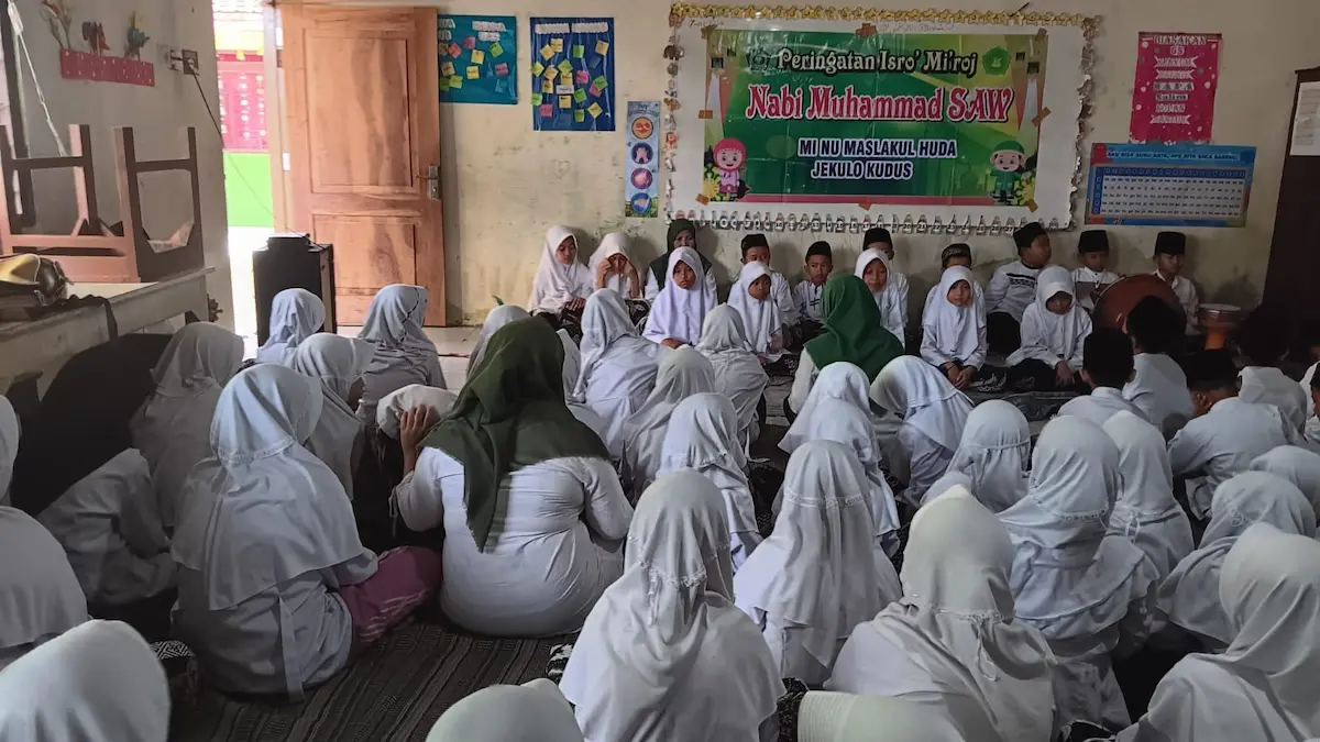 Siswa MI NU Maslakul Huda Kudus sedang mengikuti kegiatan tadarus Al-Quran dan pembiasaan ibadah selama bulan Ramadan.