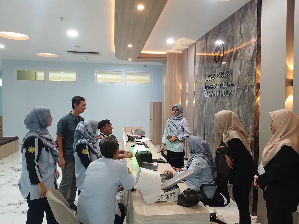 Petugas medis RSI Sunan Kudus sedang melayani pasien menggunakan sistem digital yang terintegrasi.