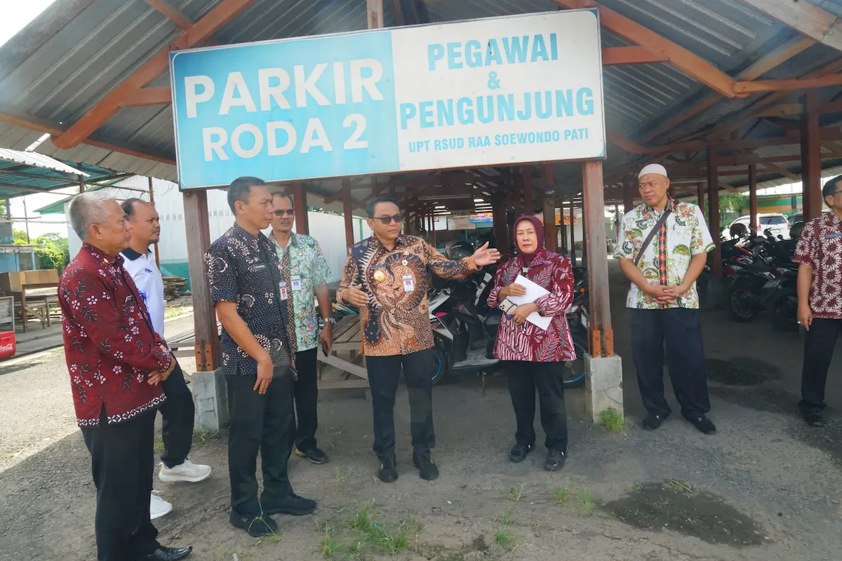 Plt Bupati Pati, Risma Ardhi Chandra, memberikan keterangan di sela-sela kunjungannya ke RSUD RAA Soewondo terkait isu viral setop bayar pajak.