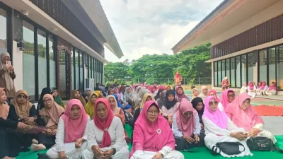 Jamaah perempuan tampak khusyuk mendengarkan kajian Ramadan di Gedung Layanan Perpustakaan Umum Kudus.