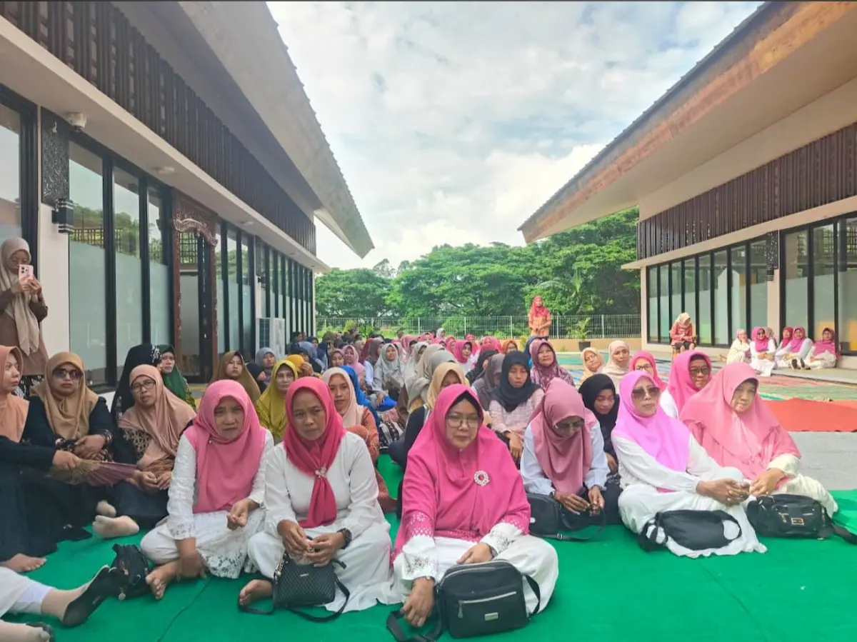 Jamaah perempuan tampak khusyuk mendengarkan kajian Ramadan di Gedung Layanan Perpustakaan Umum Kudus.
