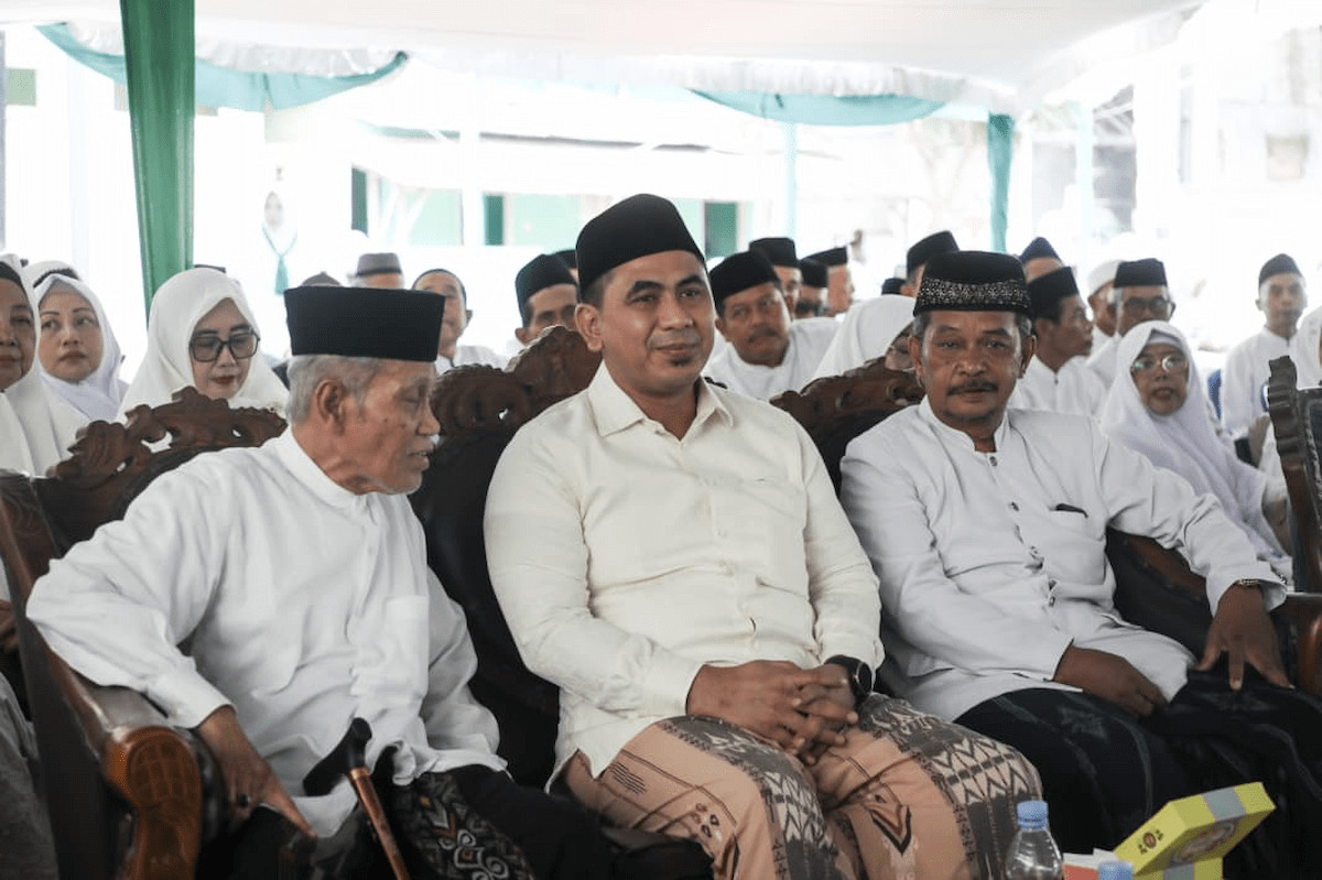 Wagub Jateng Taj Yasin berbincang dengan Nyai Azizah Masruchan di Ponpes Al Maghfur Mranggen terkait program Beasiswa Santri Jateng 2026.