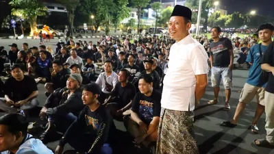 Bupati Kudus Sam'ani Intakoris berbaur bersama ribuan Suporter Macan Muria saat nobar pertandingan Persiku melawan Persela di Pendapa Kabupaten Kudus.