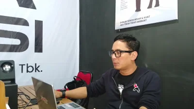 Ketua DPD PSI Kudus, Antoni Alfin, memberikan keterangan pers terkait dinamika partai.